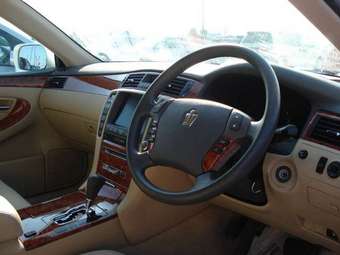 2004 Toyota Crown Photos