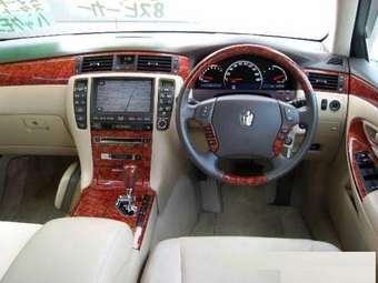 2004 Toyota Crown Pictures