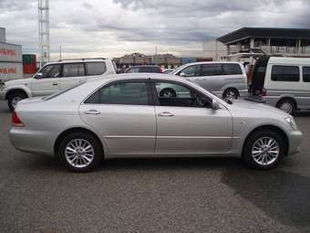 2004 Toyota Crown Photos