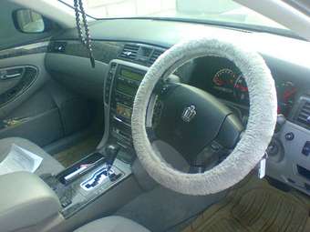 2004 Toyota Crown Photos