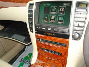 2004 Toyota Crown Photos