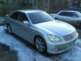 2004 Toyota Crown Photos