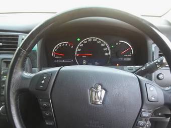 2004 Toyota Crown Photos