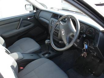 2004 Toyota Crown Pictures