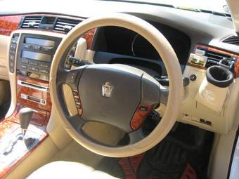 2004 Toyota Crown Pics