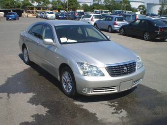 2004 Toyota Crown Photos