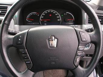 2004 Toyota Crown Pictures