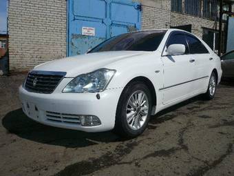 2004 Toyota Crown Photos