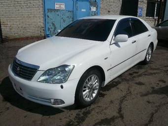 2004 Toyota Crown Photos