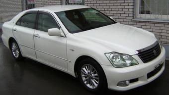 2004 Toyota Crown Photos