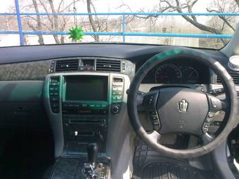 2004 Toyota Crown Photos