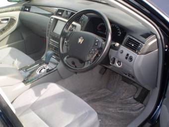 2004 Toyota Crown Photos
