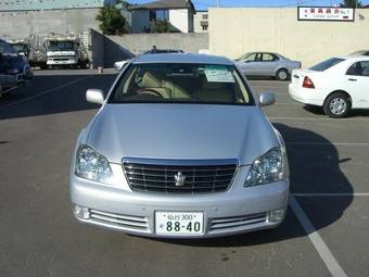 2004 Toyota Crown Photos