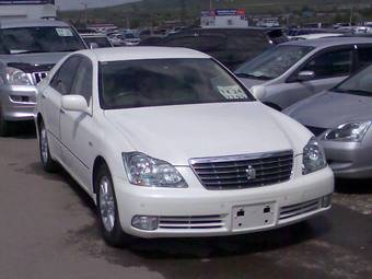 2004 Toyota Crown Photos