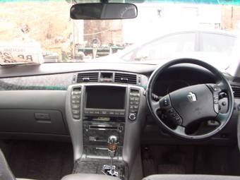2004 Toyota Crown Photos