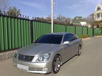 2004 Toyota Crown Photos