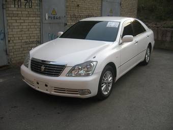 2004 Toyota Crown Photos