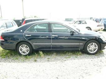 2004 Toyota Crown Pictures
