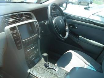 2004 Toyota Crown Pictures