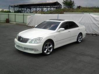 2004 Toyota Crown Photos