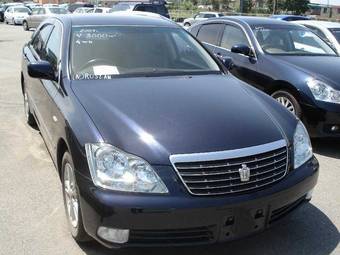2004 Toyota Crown Photos