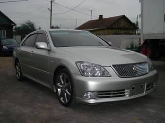 2004 Toyota Crown Photos