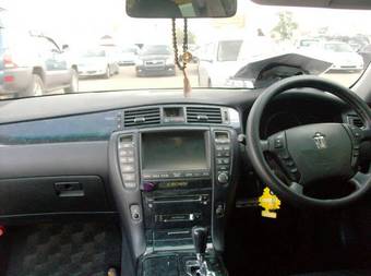 2004 Toyota Crown Photos