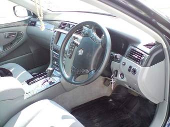 2004 Toyota Crown Photos