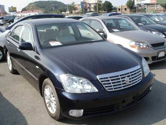 2004 Toyota Crown Photos