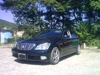 2004 Toyota Crown Photos