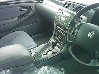 2004 Toyota Crown Images