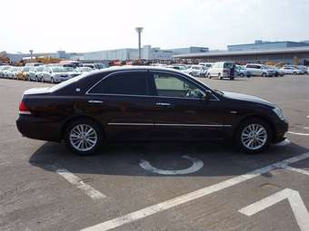 2005 Toyota Crown Photos