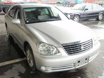 2005 Toyota Crown Photos