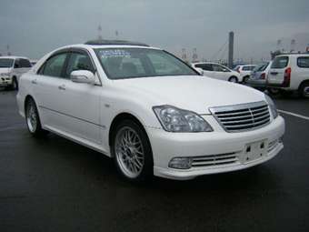 2005 Toyota Crown Photos