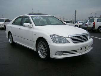 2005 Toyota Crown Photos