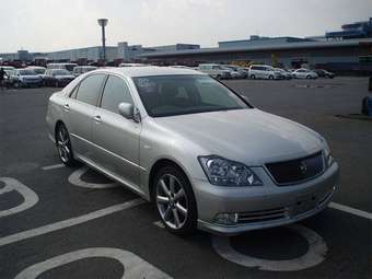 2005 Toyota Crown Photos