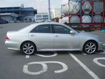 2005 Toyota Crown Photos