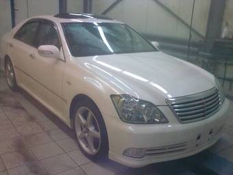 2005 Toyota Crown Photos