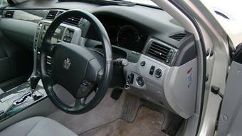 2005 Toyota Crown Pictures