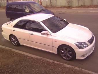 2005 Toyota Crown Photos