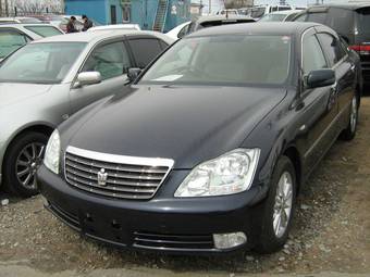 2005 Toyota Crown Photos