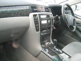 2005 Toyota Crown Photos