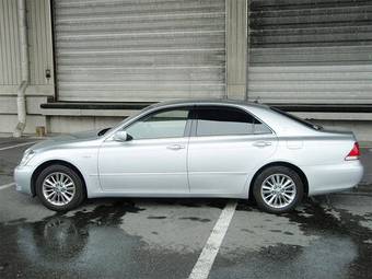 2005 Toyota Crown Photos