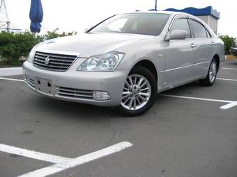 2005 Toyota Crown Photos