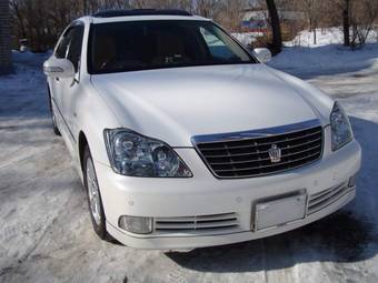 2005 Toyota Crown Photos