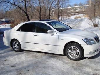 2005 Toyota Crown Photos