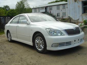 2005 Toyota Crown Photos