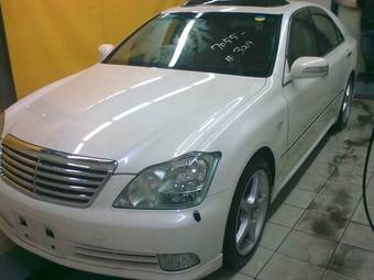 2005 Toyota Crown Photos