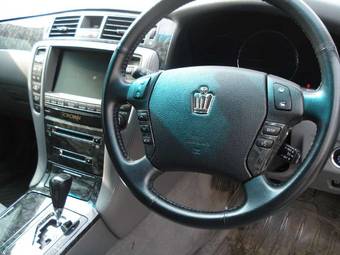 2005 Toyota Crown Photos