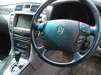 2005 Toyota Crown Pictures